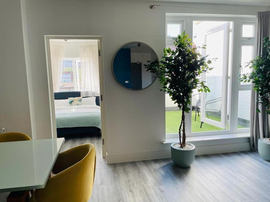 Stunning Huge Openplan 2Bed Flat Apartment Woking Exterior photo