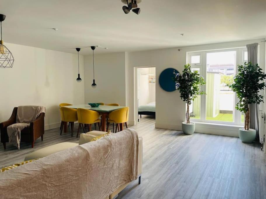 Stunning Huge Openplan 2Bed Flat Apartment Woking Exterior photo