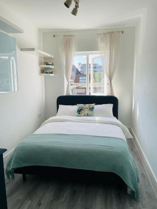 Stunning Huge Openplan 2Bed Flat Apartment Woking Exterior photo