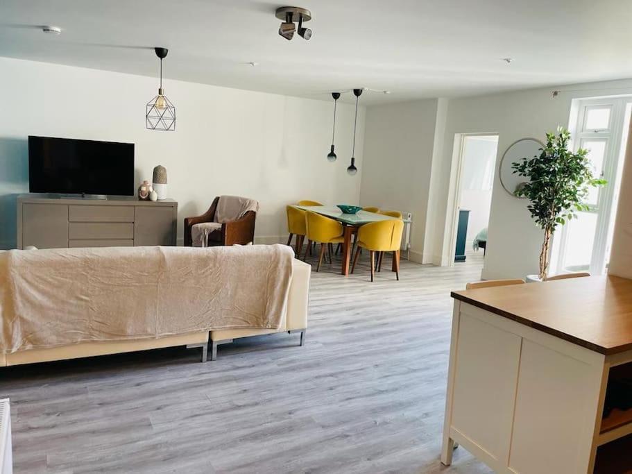 Stunning Huge Openplan 2Bed Flat Apartment Woking Exterior photo
